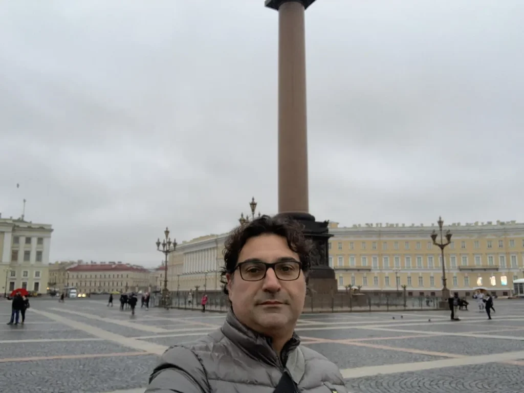 Francesco Di Nolfo in Piazza del Palazzo a San Pietroburgo, davanti alla Colonna di Alessandro