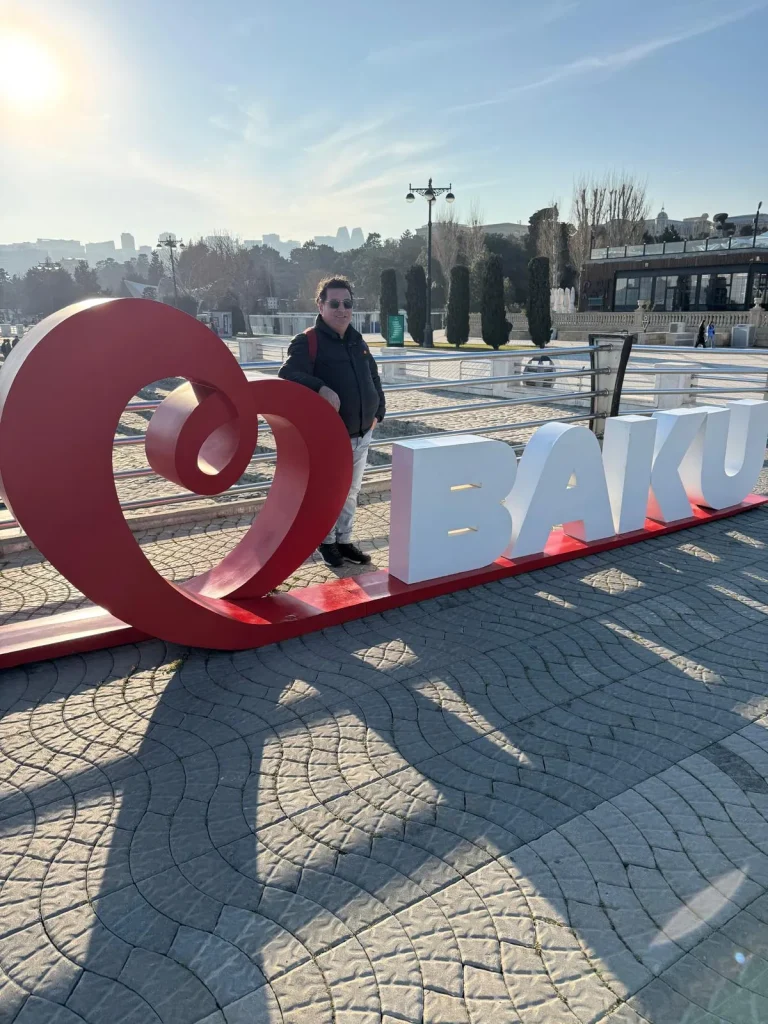 La scritta I love Baku sul lungomare