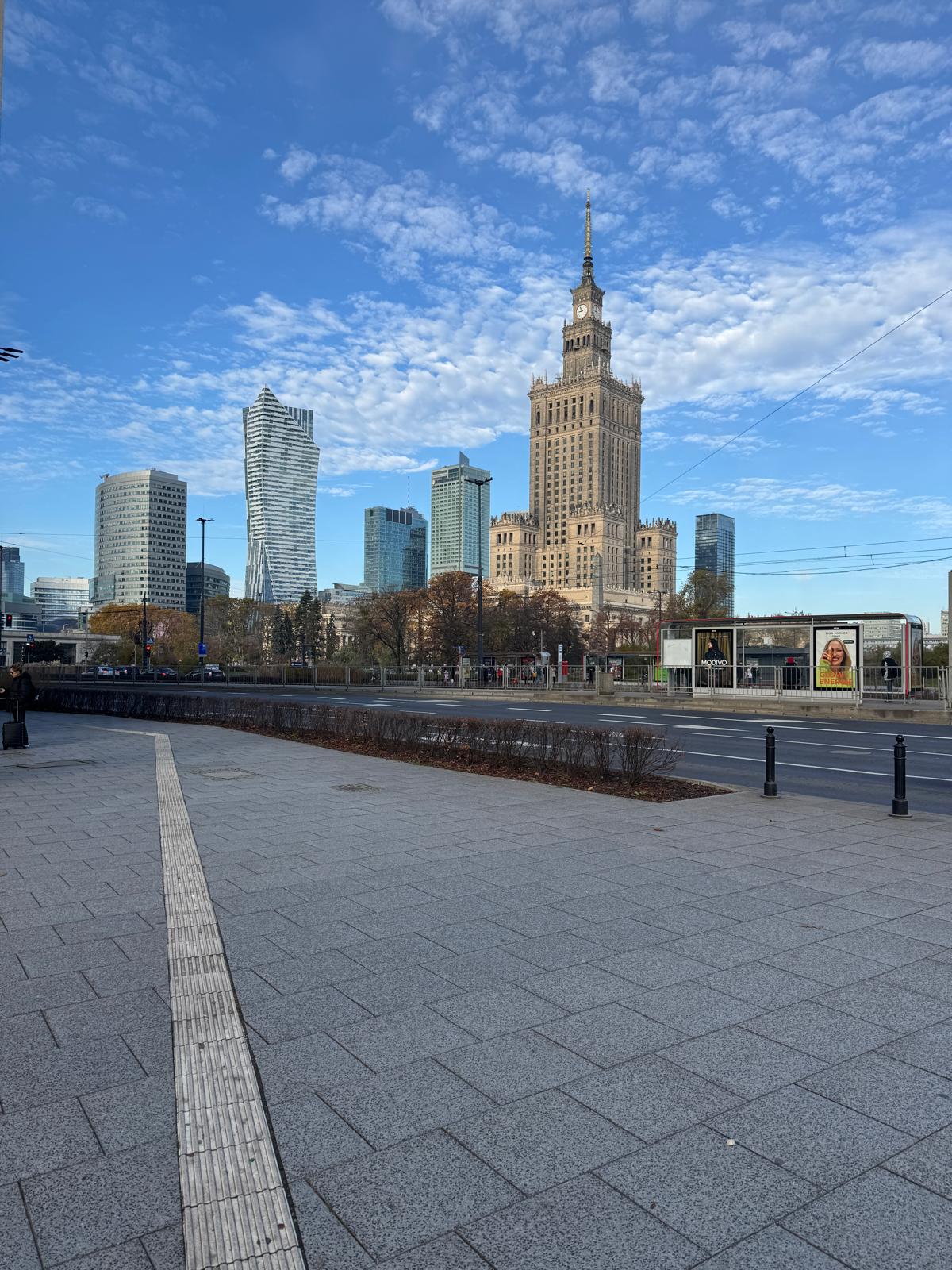 Sullo sfondo il Palazzo della Scienza e della Cultura, come qualcuno lo ha definito il "mostro". Donato dall'Unione Sovietica negli anni 50. Back to Warsaw: 🇵🇱 11 anni dopo sarà cambiata?