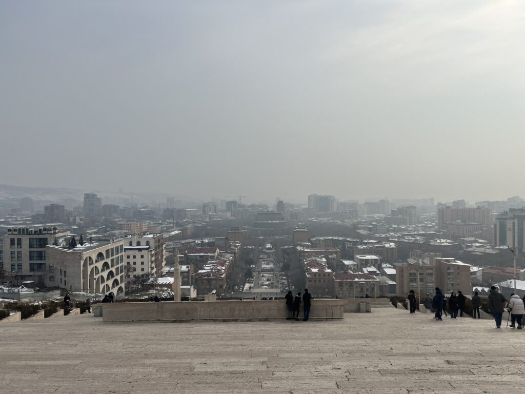 Panorama di Yerevan visto dall'alto dalla Cascade durante il viaggio in Armenia e Moldavia.