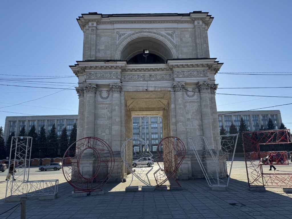 Arco di Trionfo di Chișinău, nella capitale della Moldavia, durante il giorno.
